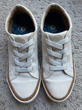 REVITALIGN Women's Low-Top Canvas Sneakers in Cream with Tan Trim